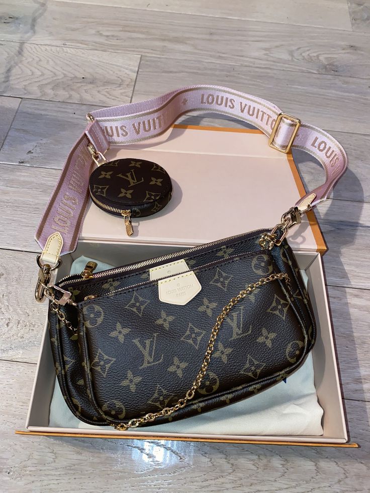 Elegant LV Pink Pochette – Compact Luxury for Every Occasion